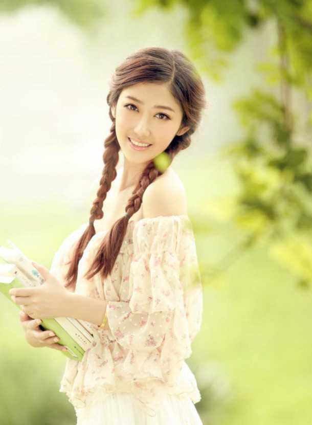 清纯长发美女户外高清