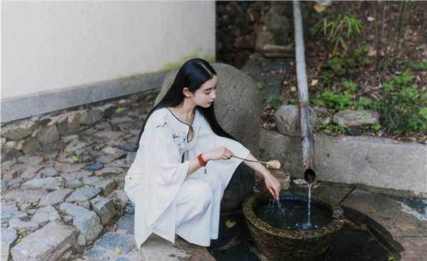 精选清纯古典风美女户外迷人图册