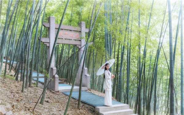 精选清纯古典风美女户外迷人图册