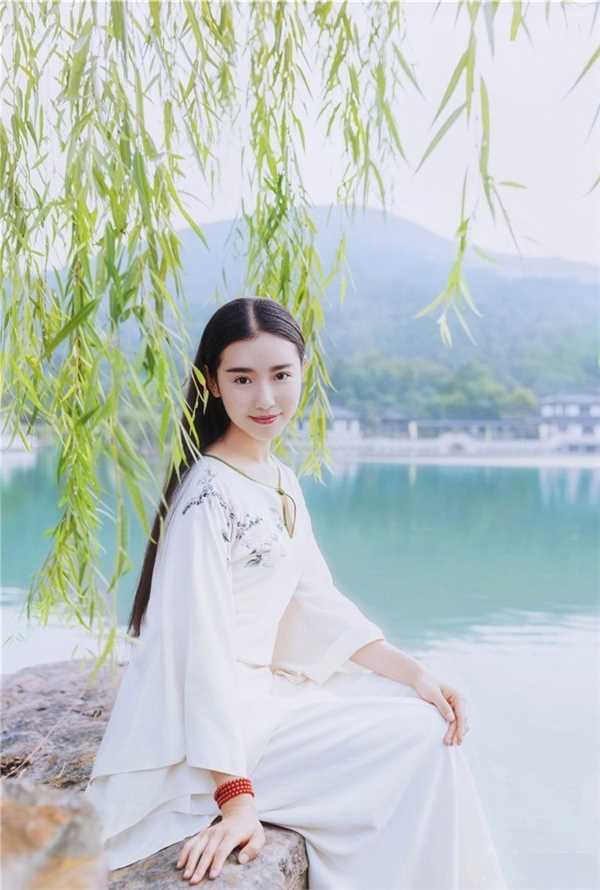 精选清纯古典风美女户外迷人图册