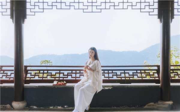 精选清纯古典风美女户外迷人图册