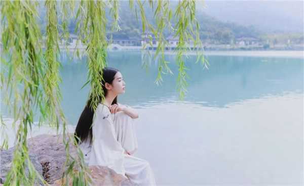 精选清纯古典风美女户外迷人图册