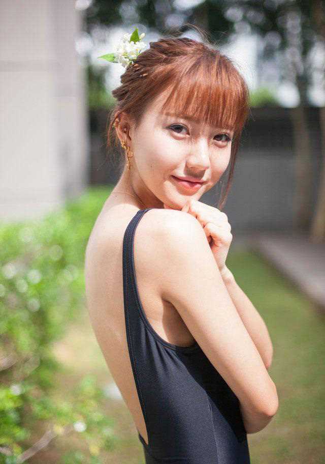 高清清纯女孩户外秀迷人美背图集