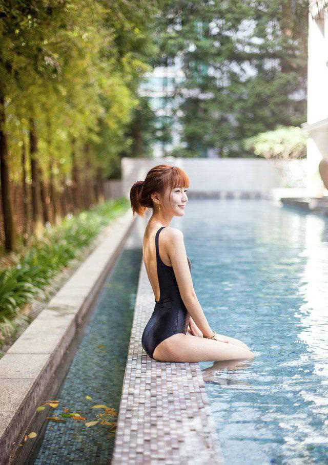 高清清纯女孩户外秀迷人美背图集