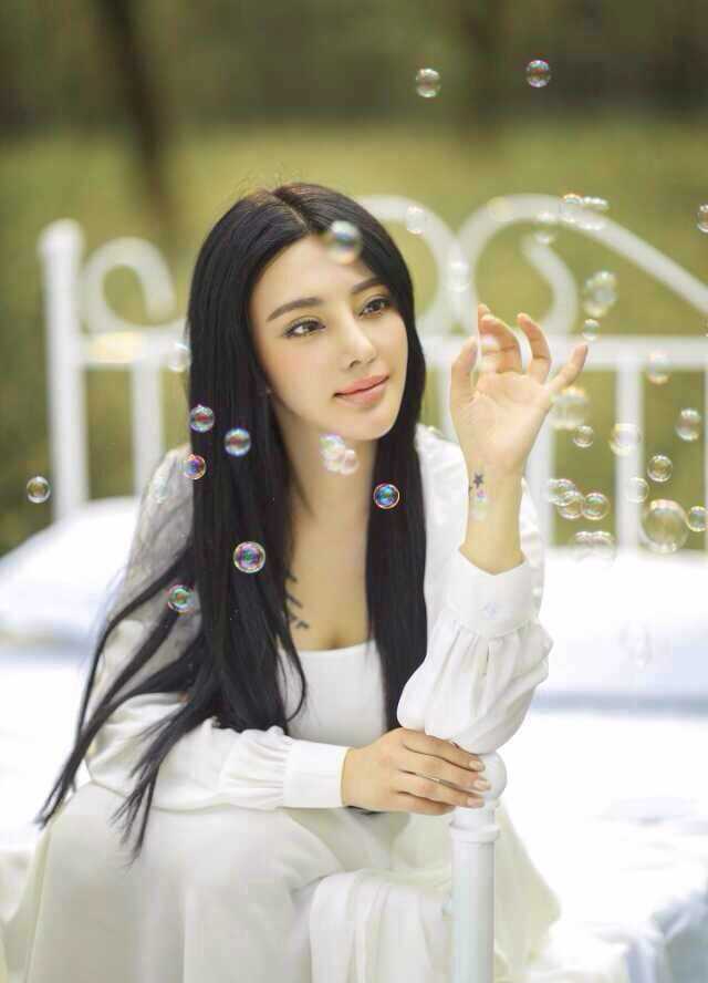 特别专辑清纯美女冯雨芝户外迷人照图片