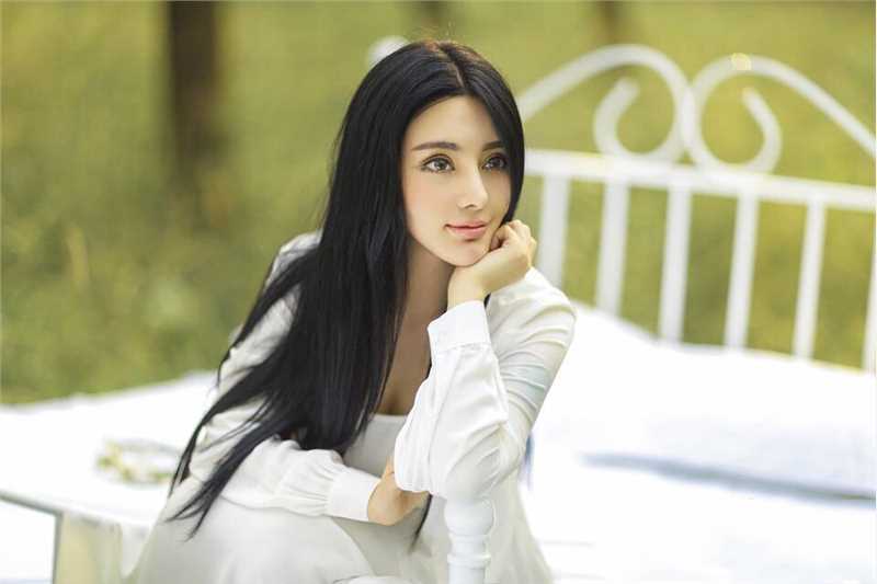 特别专辑清纯美女冯雨芝户外迷人照图片