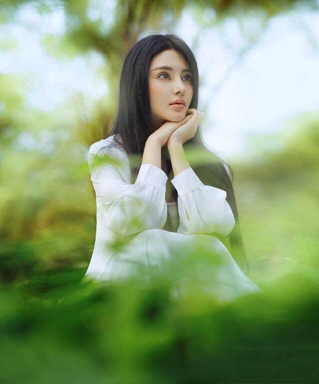 特别专辑清纯美女冯雨芝户外迷人照图片