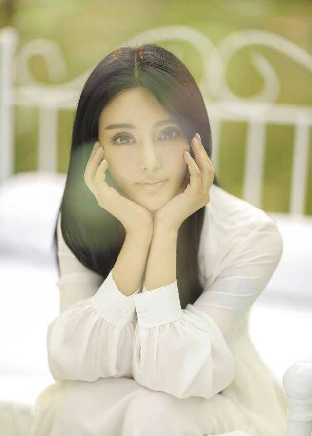 特别专辑清纯美女冯雨芝户外迷人照图片