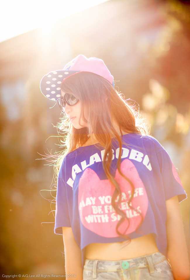 最新清纯动人小美女高清街拍照壁纸