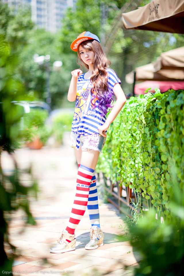 最新清纯动人小美女高清街拍照壁纸