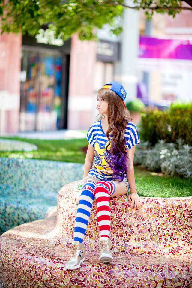 最新清纯动人小美女高清街拍照壁纸