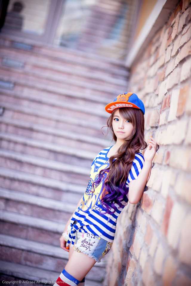 最新清纯动人小美女高清街拍照壁纸