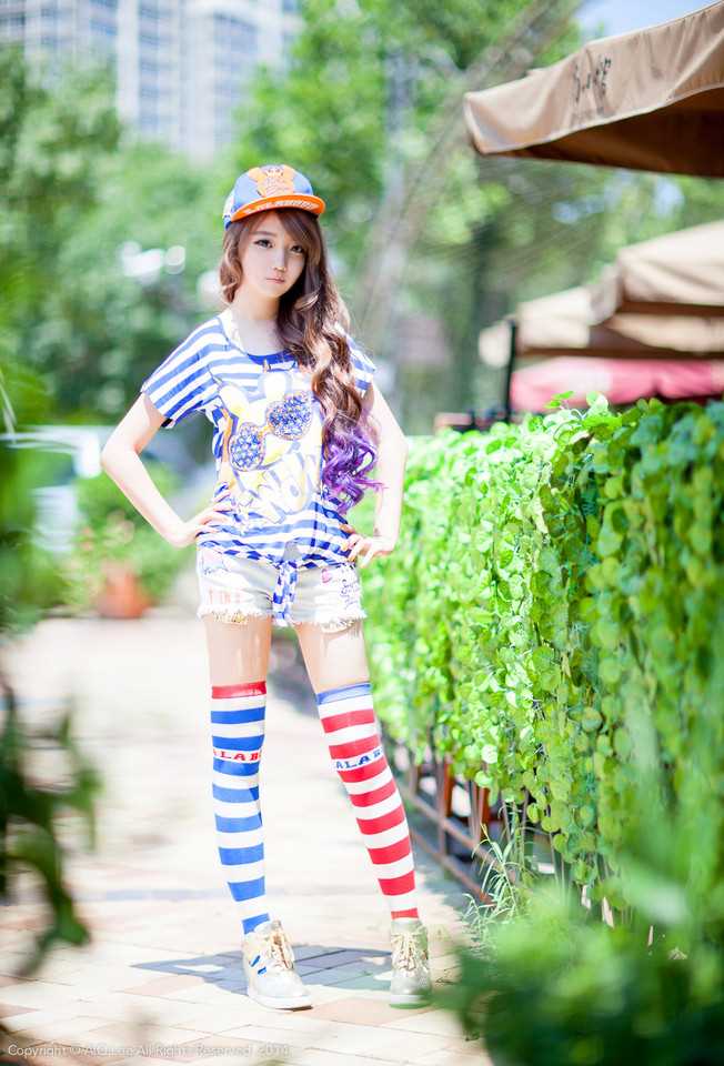 最新清纯动人小美女高清街拍照壁纸