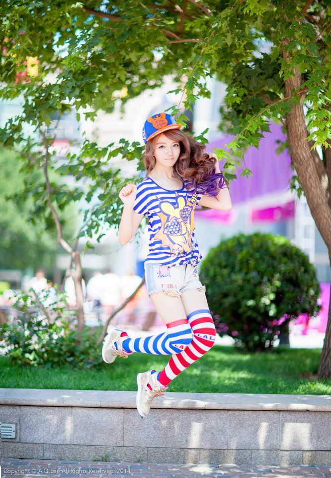 最新清纯动人小美女高清街拍照壁纸