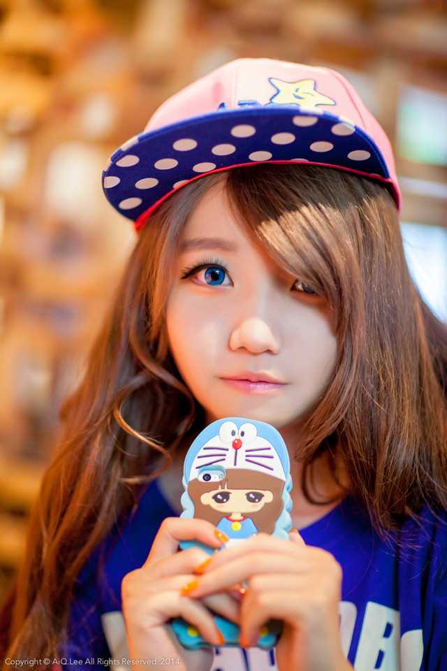 最新清纯动人小美女高清街拍照壁纸