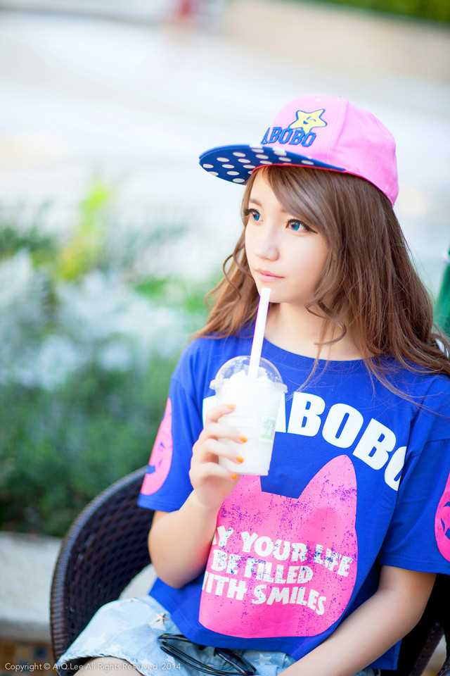 最新清纯动人小美女高清街拍照壁纸