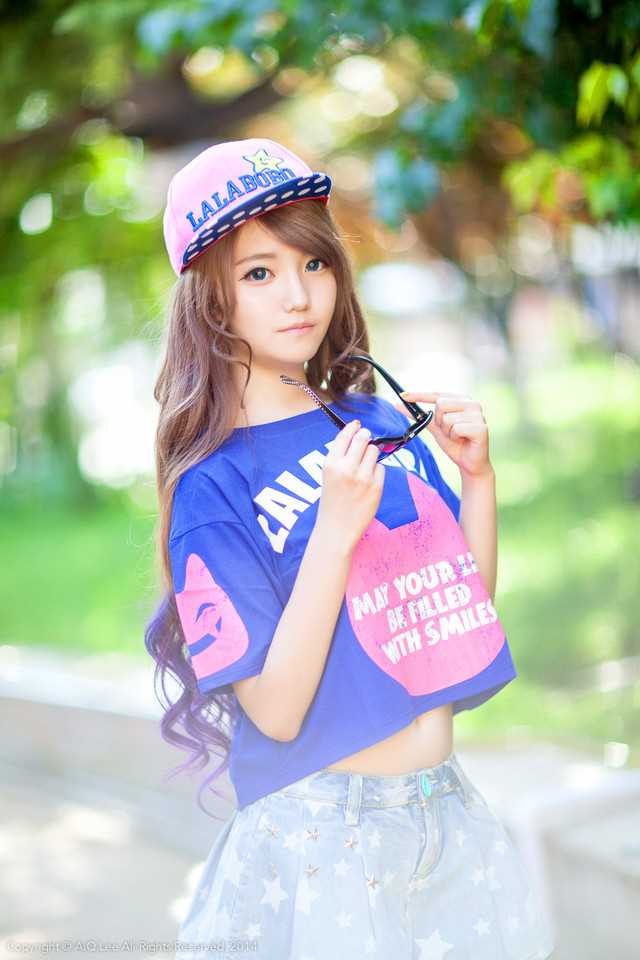 最新清纯动人小美女高清街拍照壁纸