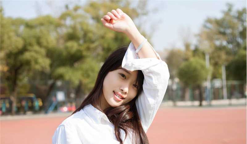 最新清纯美女操场唯美图集