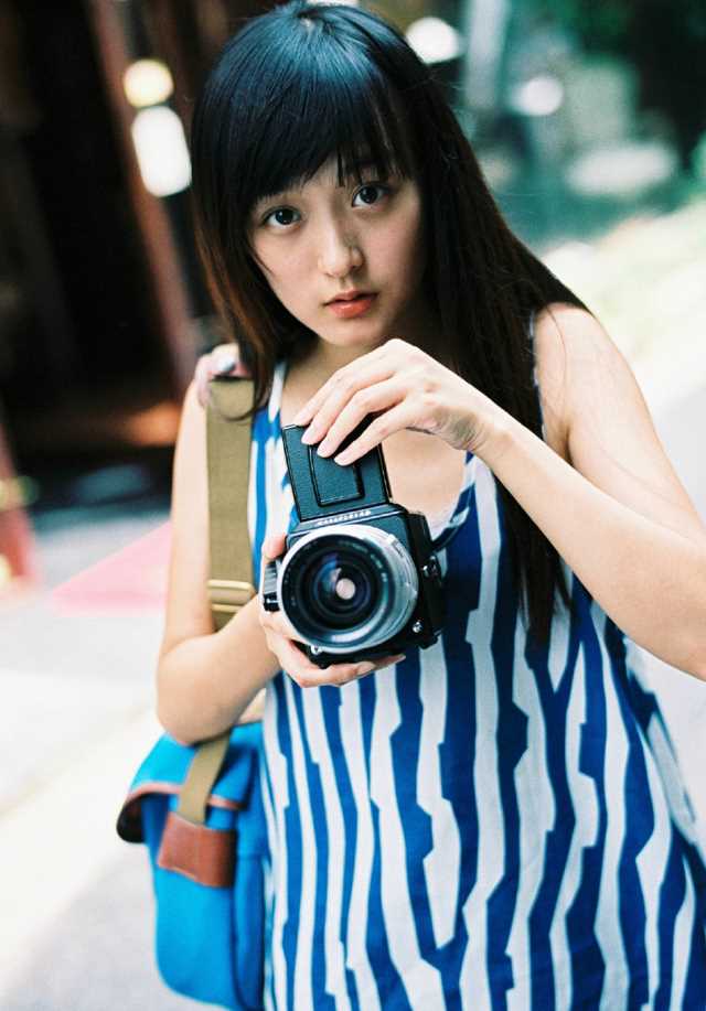 高清清纯美女何泓姗户外迷人图集