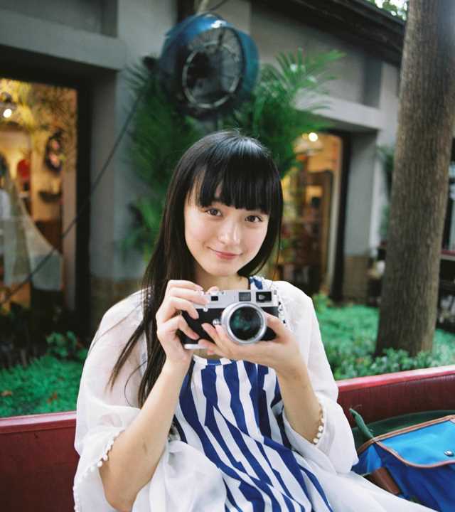 高清清纯美女何泓姗户外迷人图集