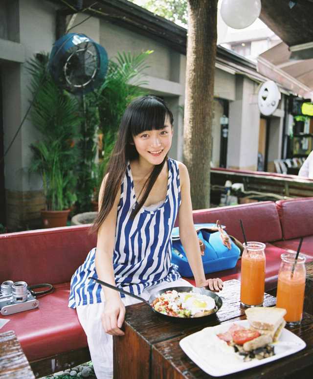 高清清纯美女何泓姗户外迷人图集