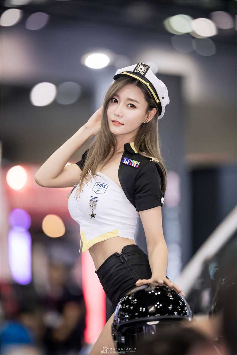 特别专辑韩国车模崔瑟琪短裙长腿迷人图片