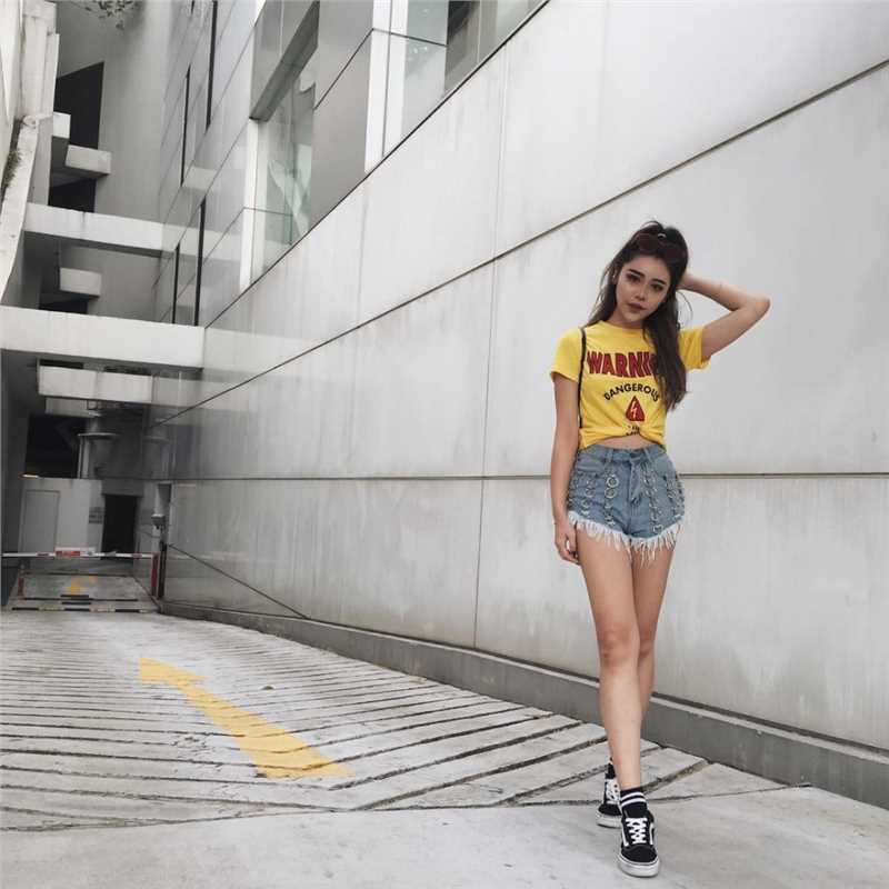 优质新加坡车模Aylna泳衣私房照秀美好身材相册