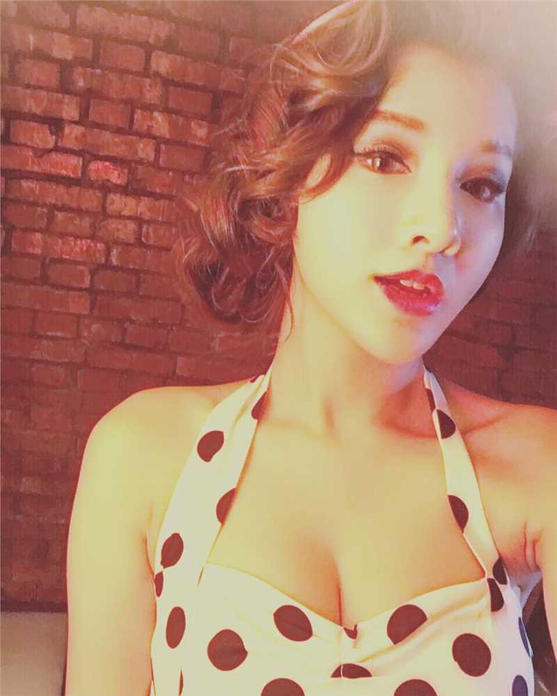 优质台湾美女车模爱语莎低胸诱人照相册