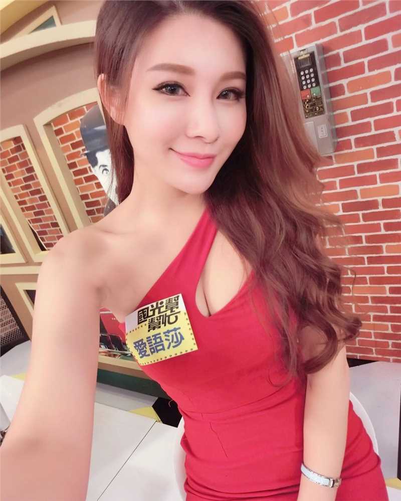 优质台湾美女车模爱语莎低胸诱人照相册