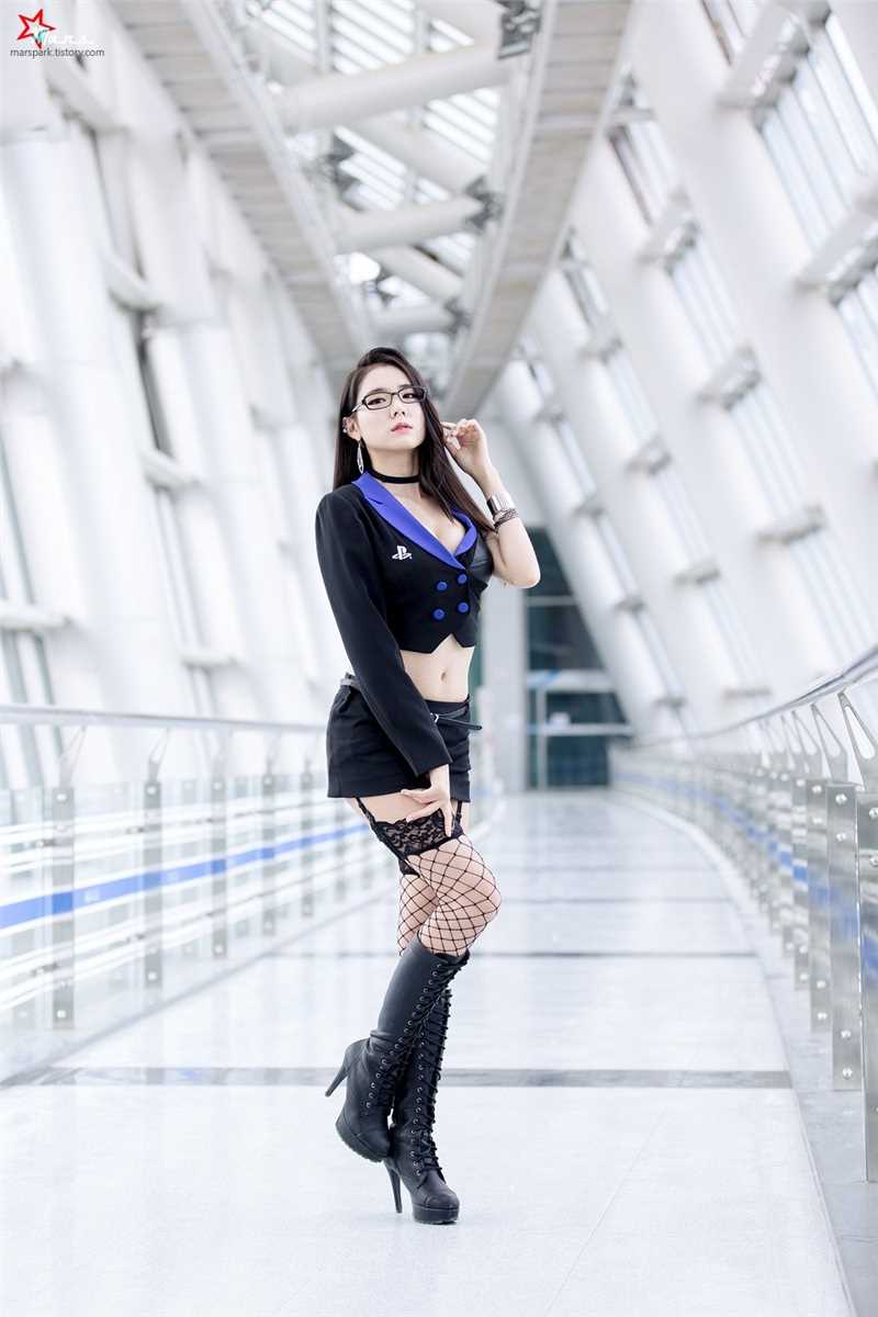 韩国车模闵侑琳抹胸短裙酥胸诱惑