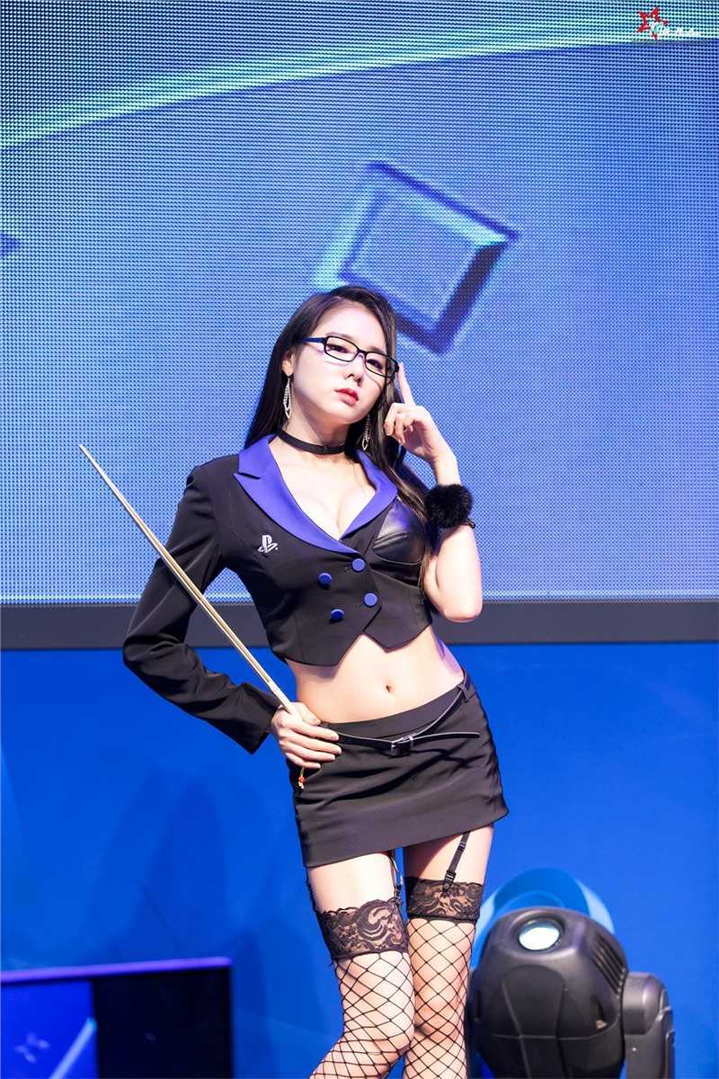 韩国车模闵侑琳抹胸短裙酥胸诱惑