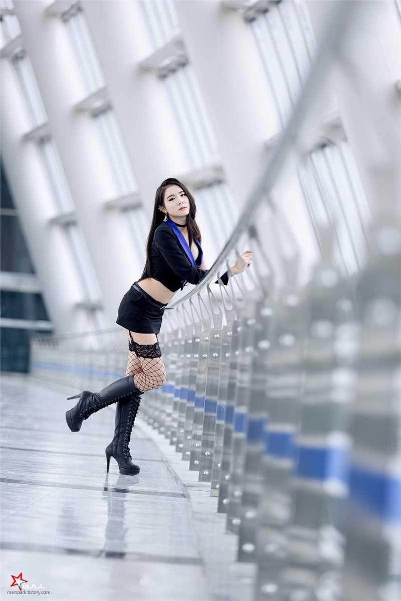 韩国车模闵侑琳抹胸短裙酥胸诱惑