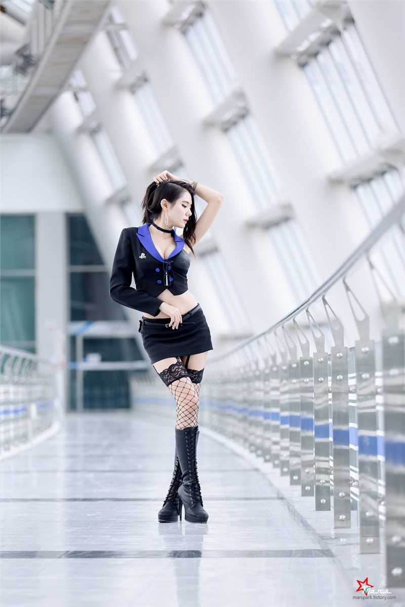 韩国车模闵侑琳抹胸短裙酥胸诱惑