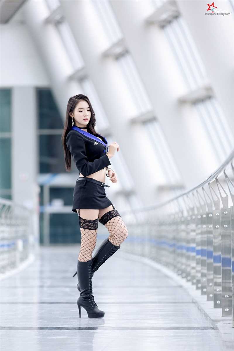 韩国车模闵侑琳抹胸短裙酥胸诱惑