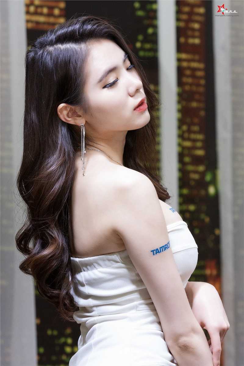 韩国车模闵侑琳抹胸短裙酥胸诱惑