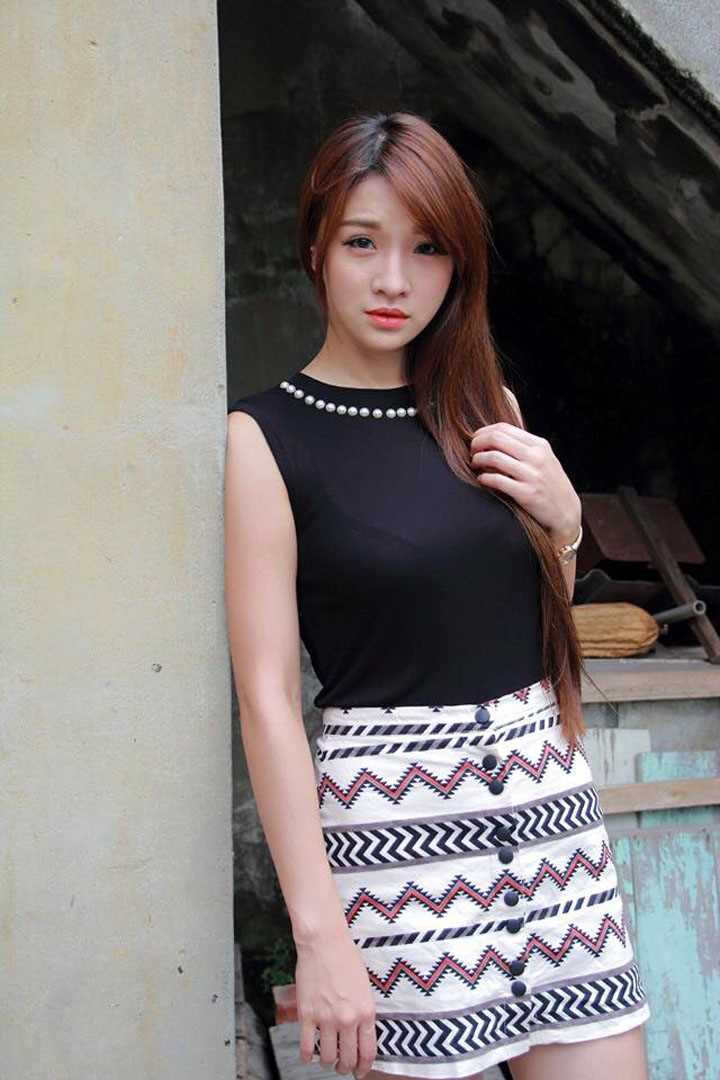 最全长腿大胸车模小芯甜美亮眼图片壁纸