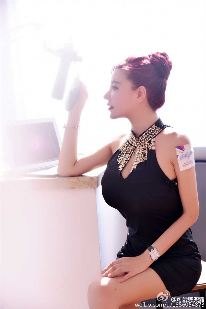 最新性感车模美女可爱兜兜猪私拍图片大全图集