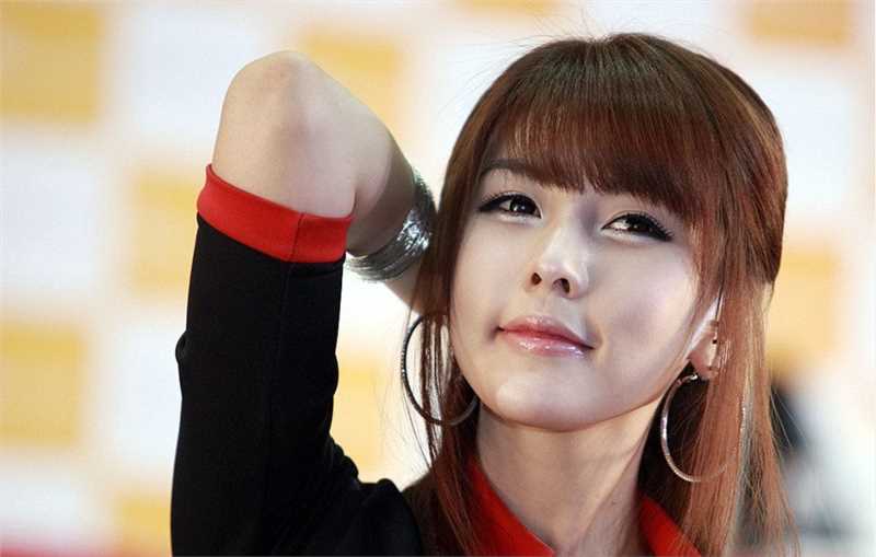 韩国美女车模李智友车展俏皮可爱图片