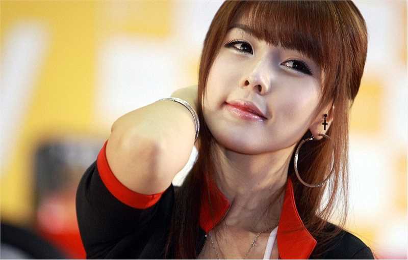 韩国美女车模李智友车展俏皮可爱图片