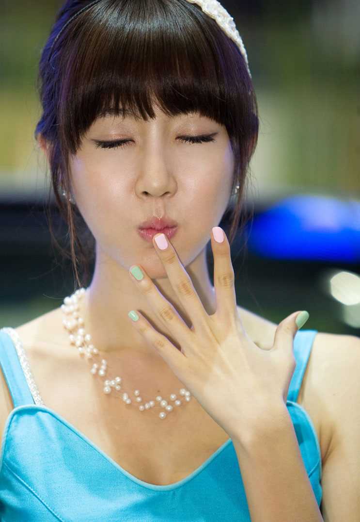 精选韩国美女车模崔星儿车展图片图册