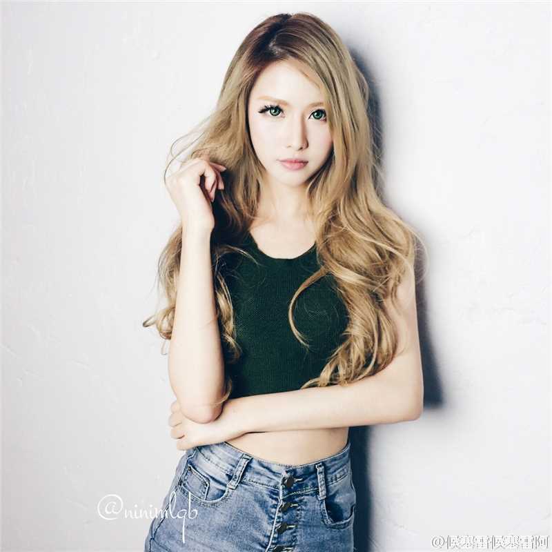 娃娃脸车模丁旎比基尼秀完美性感身材