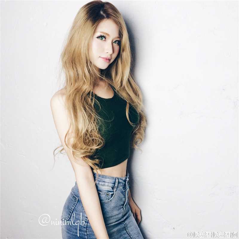 娃娃脸车模丁旎比基尼秀完美性感身材