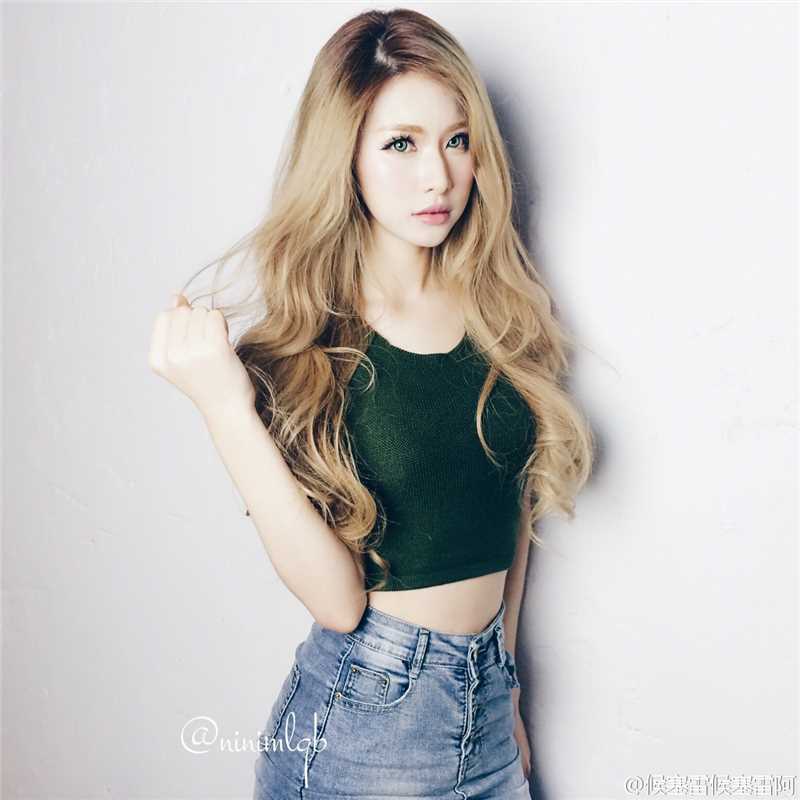 娃娃脸车模丁旎比基尼秀完美性感身材