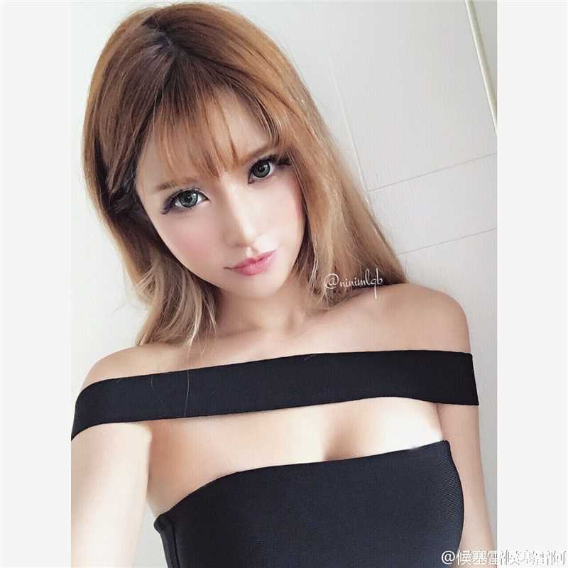 娃娃脸车模丁旎比基尼秀完美性感身材