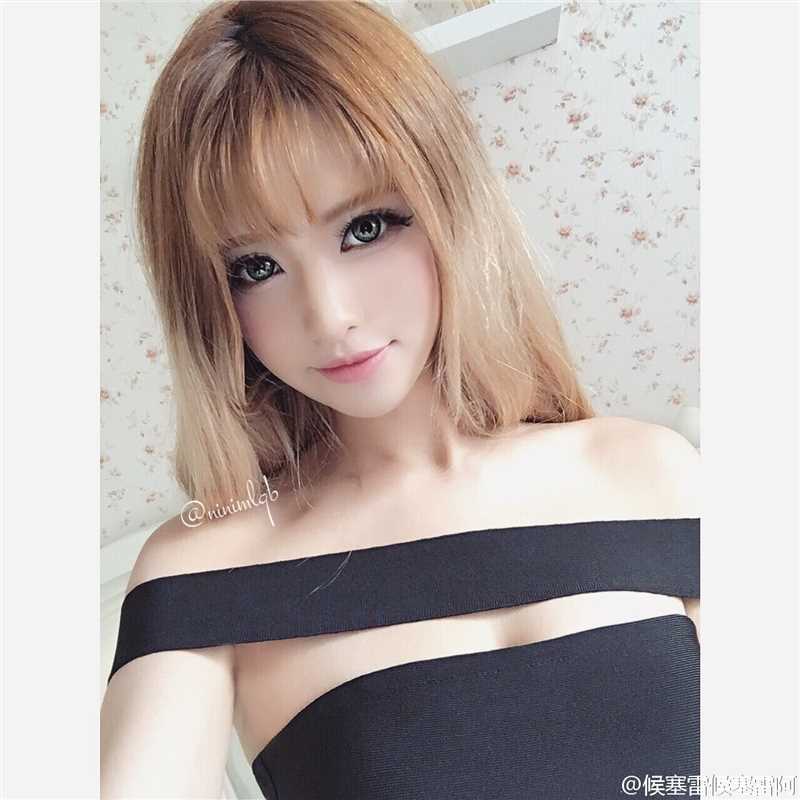 娃娃脸车模丁旎比基尼秀完美性感身材