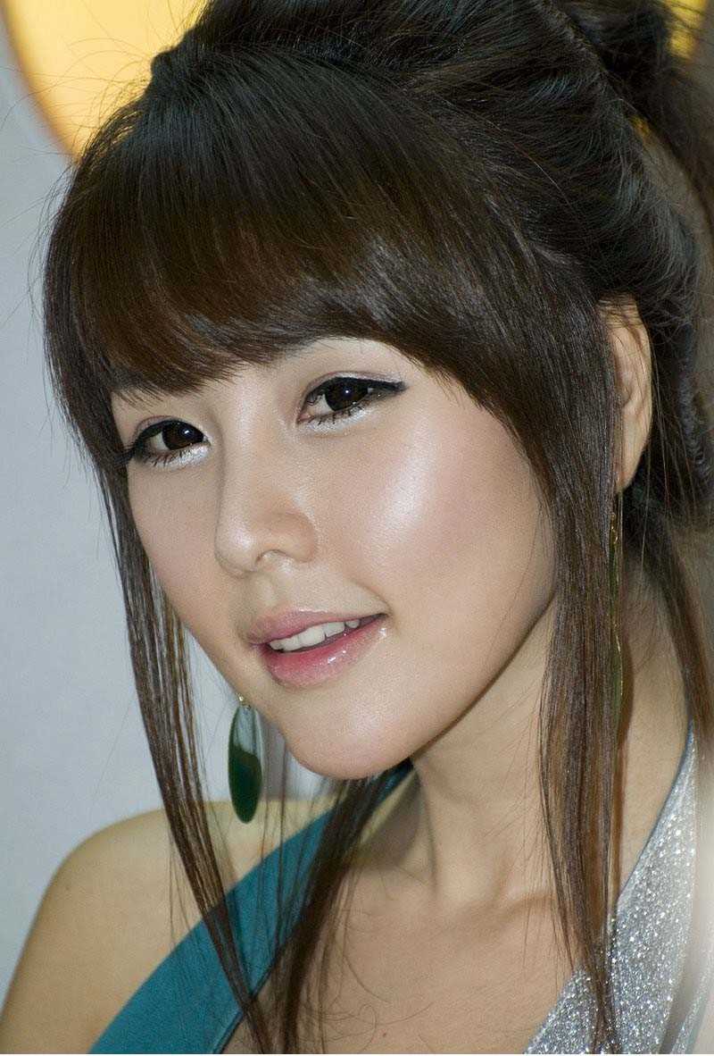 精选韩国性感车模李智友时尚可爱图册