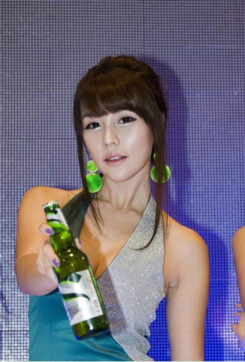 精选韩国性感车模李智友时尚可爱图册