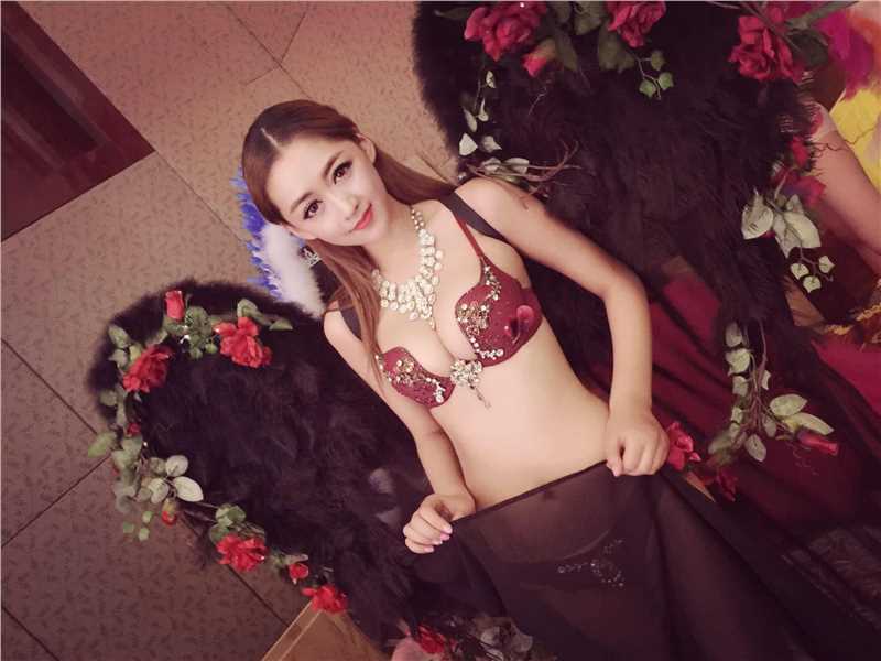 高清汽车模特张璐瑶私房黑色内衣图集