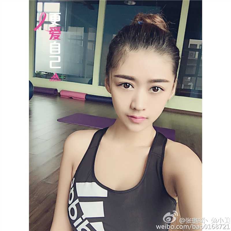 高清汽车模特张璐瑶私房黑色内衣图集