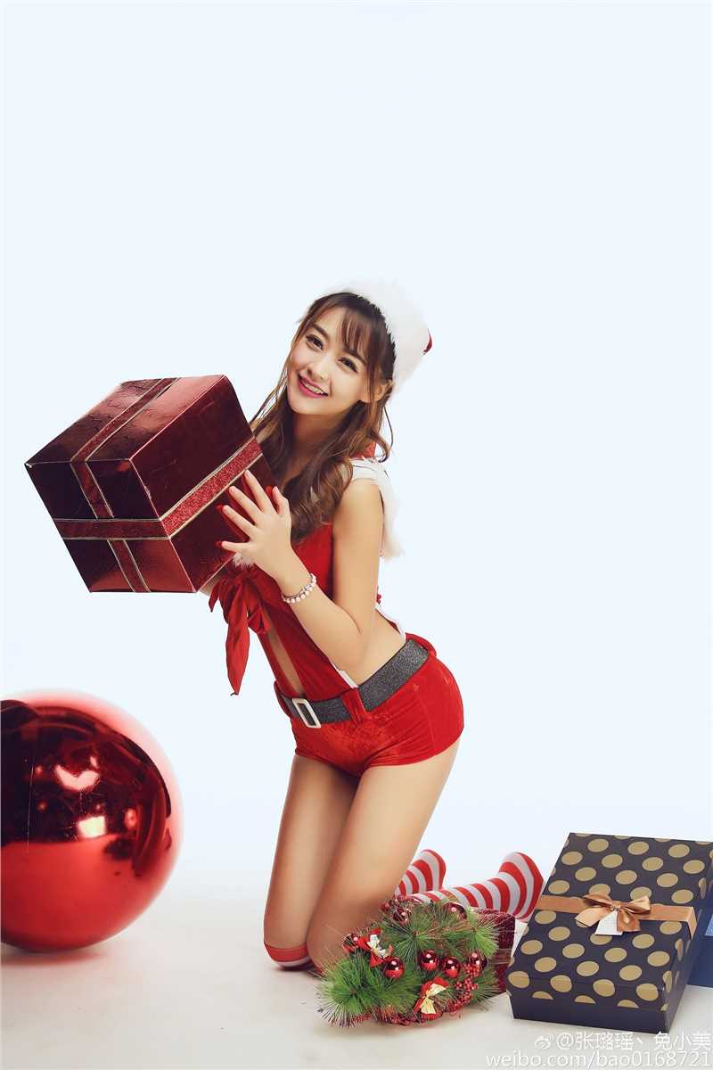 高清汽车模特张璐瑶私房黑色内衣图集